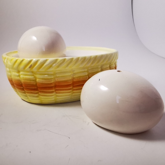 Vintage Ceramic Giftcraft Eggs on a Basket Salt and Pepper Shakers - Picture 11 of 16